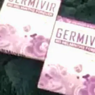 Mann macht Germivir zum Teil seiner täglichen Routine