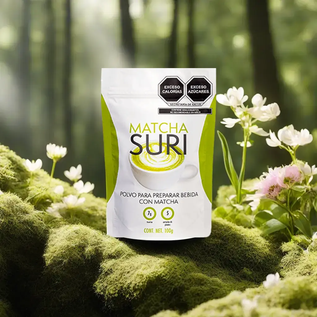 Empaque de Matcha Suri en un entorno natural, simbolizando su pureza y origen orgánico