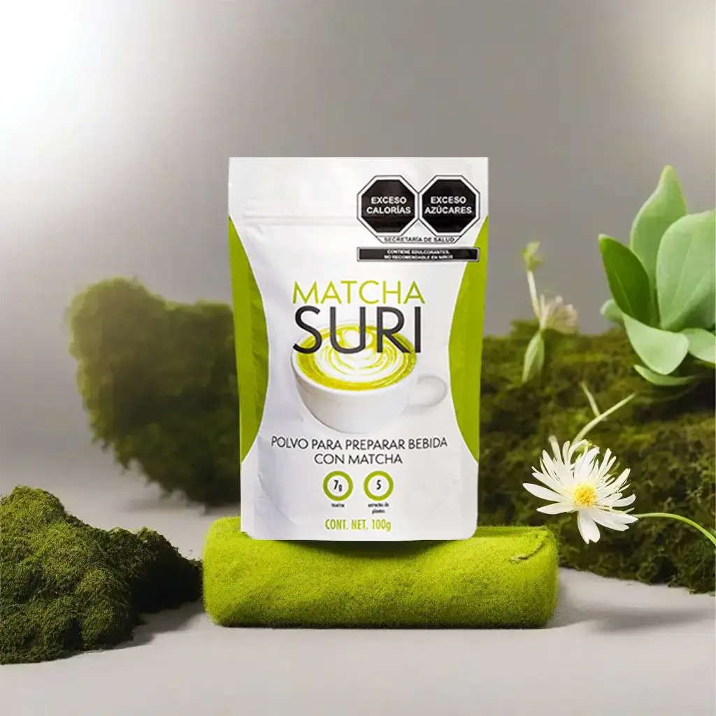 Empaque de Matcha Suri con fondo de naturaleza