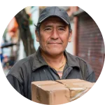 hombre con caja garantizando entrega rápida del producto